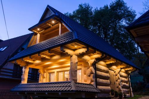 une cabane en rondins avec un toit éclairé dans l'établissement Domy Z Bali, à Zakopane