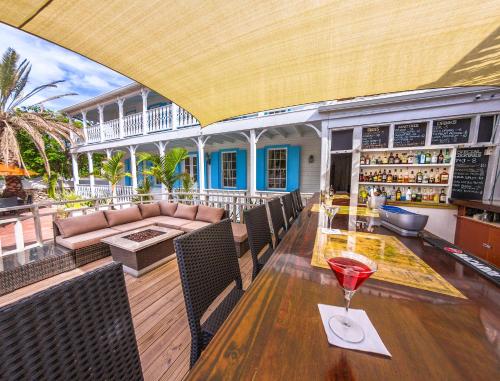 un patio al aire libre con una mesa y una bebida. en Turks Head Inne, en Grand Turk