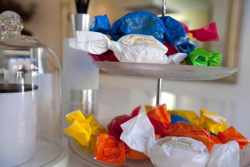 a bowl filled with colorful paper towels on a shelf at Apartment Naarden-Vesting in Naarden