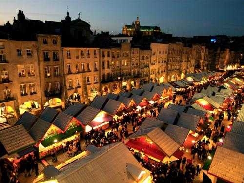 un groupe d'étals de marché dans une ville la nuit dans l'établissement Loft Le Saint Louis by La Chambre à Coté, à Metz