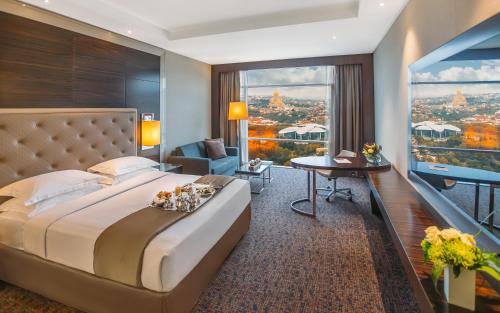 Ліжко або ліжка в номері The Biltmore Tbilisi Hotel