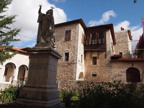 una estatua parada frente a un edificio en Guesthouse Kazakou, en Dhimitsana