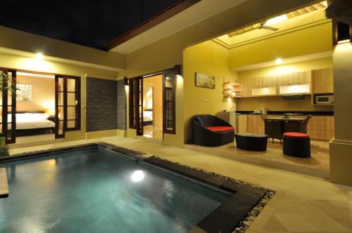 une chambre d'hôtel avec une piscine et une chambre dans l'établissement The Jas Villas, à Seminyak