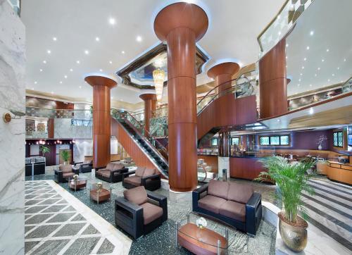 un hall sur un bateau de croisière avec un escalier en colimaçon dans l'établissement Admiral Plaza Hotel, à Dubaï