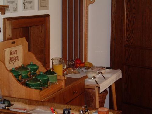 - une cuisine avec une table et des plats verts dans l'établissement Haus Thurner, à Wagrain