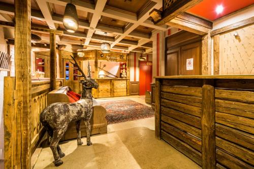 a statue of a giraffe standing in a room at Résidence Le Portillo in Val Thorens