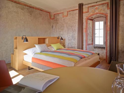 Una cama o camas en una habitación de Boutique Hotel Schlossberg