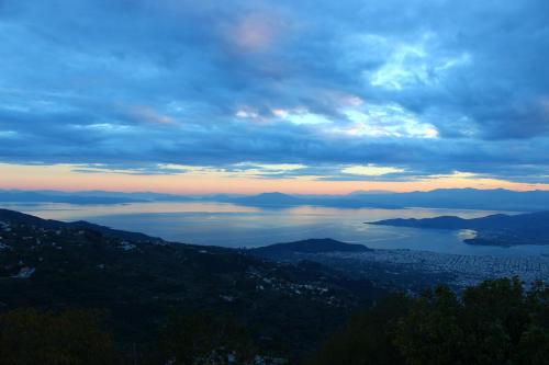 Blick auf die Stadt und das Meer bei Sonnenuntergang in der Unterkunft Archontiko Xantha in Makrinítsa