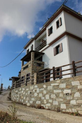 ein Gebäude auf einer Steinmauer in der Unterkunft Archontiko Xantha in Makrinítsa