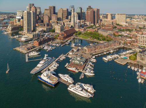 - une vue aérienne sur un port avec des bateaux dans l'eau dans l'établissement Boston Yacht Haven, à Boston