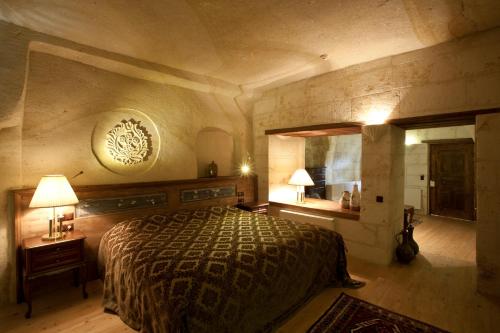 En eller flere senge i et værelse på Fresco Cave Suites Cappadocia