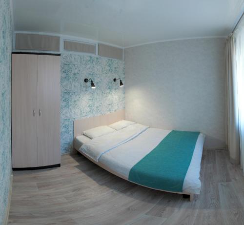 ein Schlafzimmer mit einem großen Bett in einem Zimmer in der Unterkunft Люкс с 2-мя спальнями в ЦЕНТРЕ in Mykolajiw