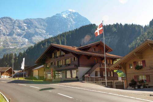 flaga na szczycie budynku z górą w obiekcie Chalet Schwendiboden w mieście Grindelwald