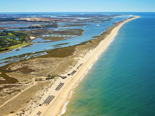 - une vue aérienne sur la plage et l'océan dans l'établissement Hotel Quinta do Lago, à Quinta do Lago