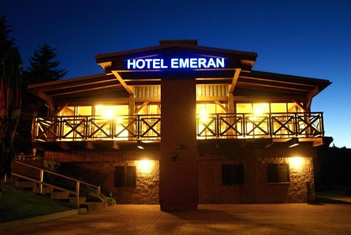 ein Hoteleingang mit einem Schild am Abend in der Unterkunft Hotel Emeran in Litvínov