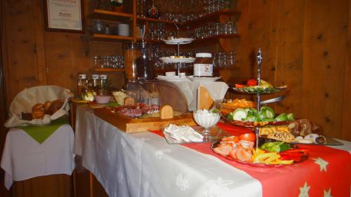 uma mesa com um buffet de comida em Pension Elisabeth em Vent