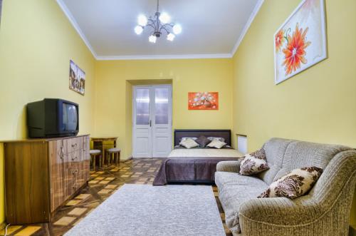 Телевизор и/или развлекательный центр в Modern and Classic apart. Central location