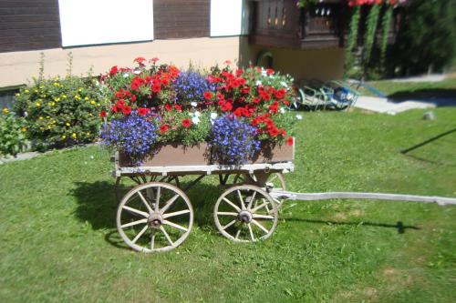 einen Wagen voller Blumen im Hof in der Unterkunft Haus Kandahar in Saas-Fee