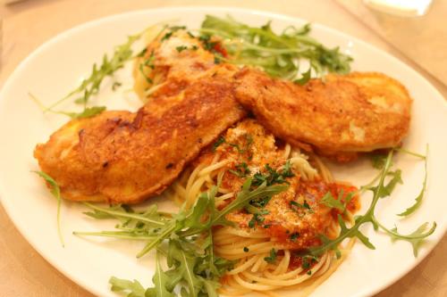 Eten bij of ergens in de buurt van het hotel

