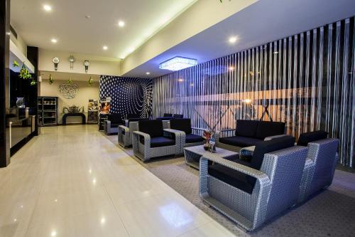 A seating area at Hotel Neo Palma Palangkaraya by ASTON