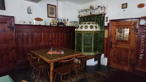 comedor con mesa y calentador verde en Stanglwirt Frühstückspension, en Göstling an der Ybbs