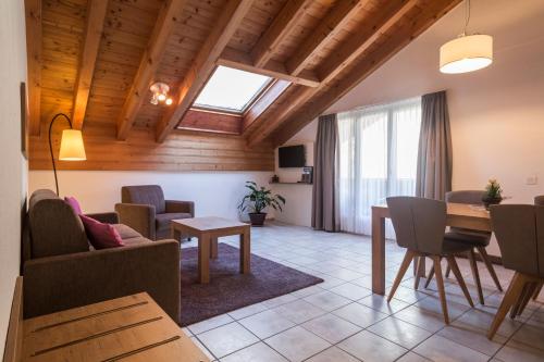 een woonkamer met een tafel en een eetkamer bij Apartments Patricia in Zermatt