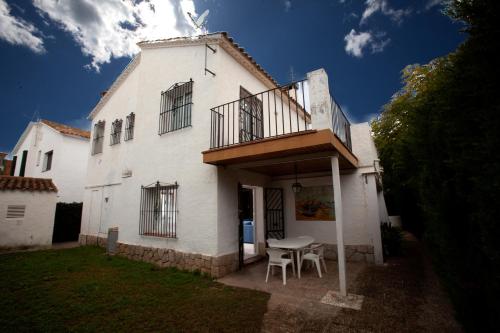 - un bâtiment blanc avec une table et un balcon dans l'établissement Sunway Torre La Veleta, à Sitges