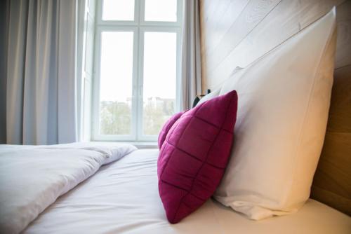 Cama ou camas em um quarto em Hotel Alte Post Flensburg