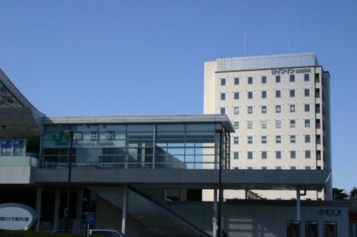 een hoog wit gebouw voor een gebouw bij Life Inn Katsuta Station West in Hitachinaka