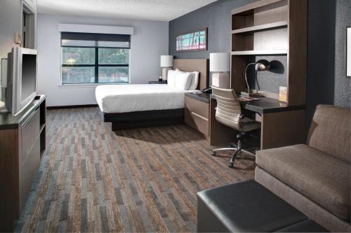 Una cama o camas en una habitación de Hyatt House Dallas Uptown