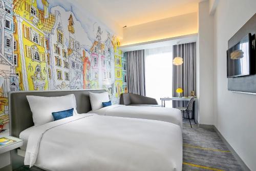 Tempat tidur dalam kamar di YELLO Hotel Harmoni