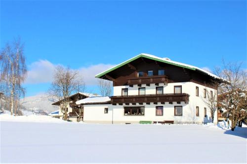 ein Haus im Schnee mit Schnee in der Unterkunft Alpenzeit in Flachau