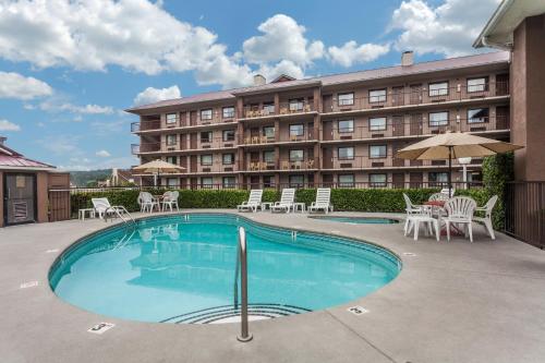 Басейн в Baymont by Wyndham Pigeon Forge near Island Drive або поблизу