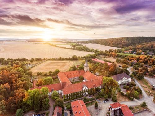 vista aerea di un edificio con chiesa di Klosterhotel Wöltingerode a Goslar