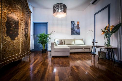 a living room with a couch and a table at Mi&Ti Bed&Breakfast in Vicenza