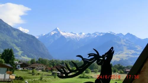 una ventana con vistas a una cordillera. en Haus Südblick, en Zell am See