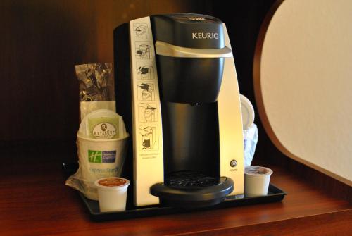 eine Kaffeemaschine und einige Tassen im Regal in der Unterkunft Holiday Inn Express Durham, an IHG Hotel in Durham