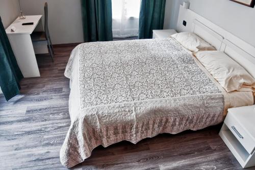 een slaapkamer met een bed met een witte sprei bij Flaneur in Turijn