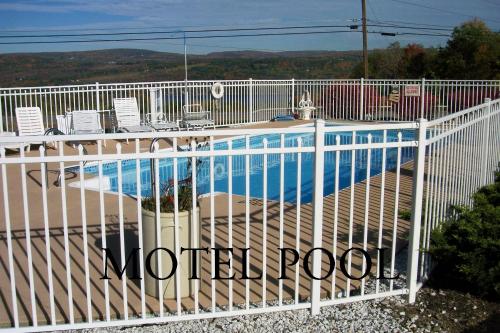 Swimming pool sa o malapit sa Longhouse Lodge Motel