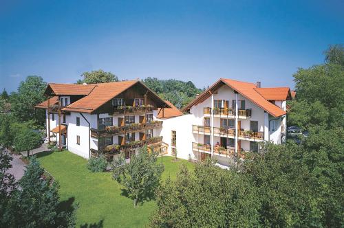 un grande edificio in cima a una collina con alberi di Appartementhaus Silvia a Bad Füssing