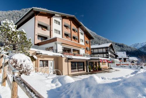 un edificio con la neve davanti di Apartments Tschanun a Gaschurn