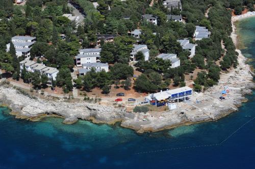 une vue aérienne sur une île dans l'eau dans l'établissement Horizont Resort, à Pula