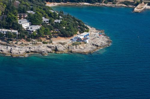 une vue aérienne sur une petite île dans l'eau dans l'établissement Horizont Resort, à Pula