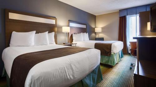 A bed or beds in a room at Best Western O'Hare/Elk Grove Hotel