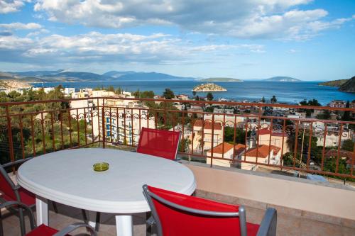 una mesa y sillas en un balcón con vistas al océano en Iliana Apartments, en Tolo