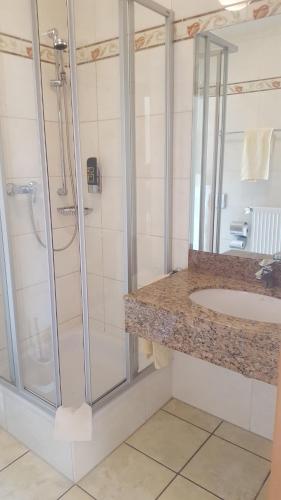 bagno con doccia e lavandino di Hotel-Cafe Rathaus a Bad Abbach