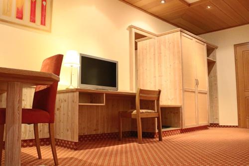 Televizorius ir (arba) pramogų centras apgyvendinimo įstaigoje Central-Hotel