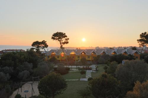 - une vue sur une rangée de maisons au coucher du soleil dans l'établissement Cascais Estoril Apartment 400 m from Beach, à Estoril