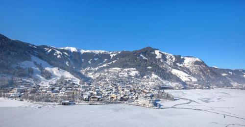 Uma vista geral da montanha ou uma vista da montanha a partir do hotel