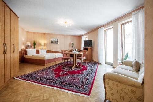 Rúm í herbergi á Hotel Zum grünen Kranz